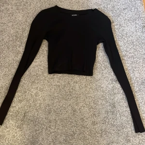 Snygg svart topp - Hej säljer denna söta topp från monki då jag vuxit ur den men är i nyskick. och är i storlek xs men passar även S💕💗