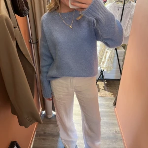 Stickad tröja  - Snygg oversized stickad tröja med lappen kvar, i en snygg blå sommar färg. Törjan är i strl m/L för att den ska vara på mig lite oversize 