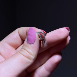 äkta silver örhängen med nitar - små örhängen i äkta silver med nitar och diamanter, använda 1 gång 🩷