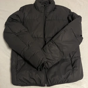 Zara puffer - Säljer en Zara vinterjacka i färgen svart. Toppskick och inga skador över huvudtaget