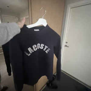Tröja  - Fin Lacoste tröja. Marinblå med glittrig text😍😍🪩