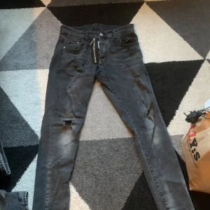 Dsquard2 byxor  - Säljer nu mina dsquard byxor för 700kr jag känner att jag vill få bort dom från garderoben ett litet hål i knäna men annars inga problem kom privat för att se hur dom ser ut på