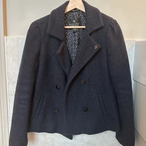 Kappa - Säljer min super söta kappa från Maison Scotch, då jag redan har en liknande kappa. Storleken är 1, vilket ungefär motsvarar xs. 💓💓