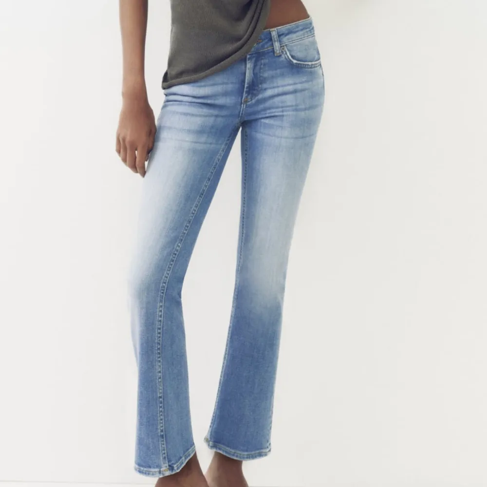 jättesnygga zara jeans! oanvända, säljer då de va för stora för mig. Jeans & Byxor.