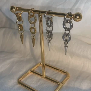 STILSTHLM  - Jättefina egen gjorda örhängen. Köp för 99kr/st Eller 185kr/par Modell 099