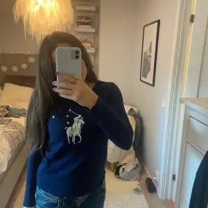 Säljer en skit snygg långärmad t-shirt från polo Ralph Lauren🥰pris kan diskuteras och kan även tänka mig att byta ut mot något liknande