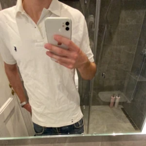 Ralph Lauren piké - Vit Ralph Lauren piké i storlek M. Nypris 1200. Nyskick. Skriv för fler bilder min kamera är dålig