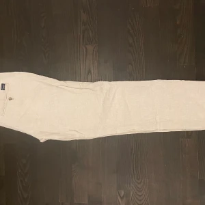 Linnébyxor  - Säljer mina linne byxor från bondelid som är lite för stora för mig jag är 181 ish o de sitter lite för långt ner till och runt midjan 