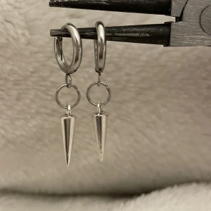 Straight stud earrings  - Dessa örhängen är till största dels gjorda av rostfritt stål vilket innebär att de förmodligen inte förstörs om de kommer i kontakt med vatten och allmänt håller längre. Rostfritt stål ändrar inte färg som att ndra material ,perfekta för vardaglig användn