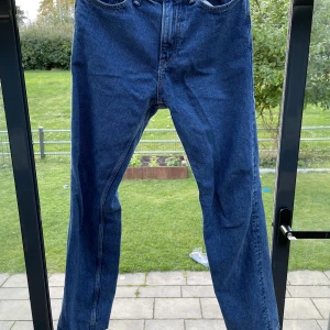 Relaxed Denim jeans - Relaxed Denim jeans mörkblåa - Inga hål eller fläckar - skriv för frågor eller om du vill ha fler bilder eller vad som - samfraktar också om man är intresserad av mer grejer - köp dirket eller buda eller byten