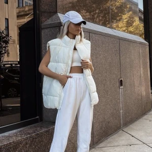 Cream/vit puffer väst  - Säljer denna vit/cream puffer väst som är super varm. Säljer då den inte används. Strl 36-38. Från pull and bear. Skriv gärna för fler bilder.