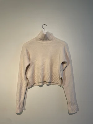 Stickad polotröja  - Stickad tröja med hög polokrage, perfekt för vintern  Storlek XS Fint skick 