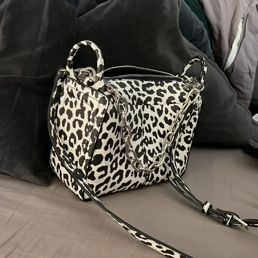 Rymlingen crossbody väska i leopard mönster från zara, axelband i kedja tillkommer . Väskor.