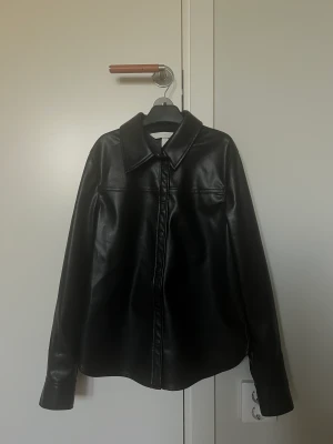 Skinn skjorta - Säljer min skinn skjorta från hm. Den är oanvänd med prislapp. Säljer den då den är för liten för mig. 