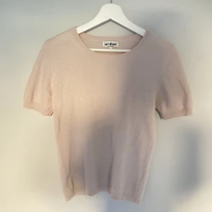 Soft Goat T shirt - Säljer denna jättefina stickade t shirt från Soft Goat som är använd fåtal gånger och i fint skick.💕💕