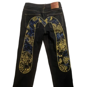 Evisu Jeans - Säljer nu mina super snygga evisu jeans pga att dom är snäppet för korta för mig. Jag är 171 ungefär, skriv för frågor, mått eller fler bilder!💋 (pris kan disskuteras)