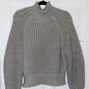 En mysig lite tjockare stickad tröja från  H&M, säljer pga att den tyvärr inte kommer till användning.  Helt oanvänd
