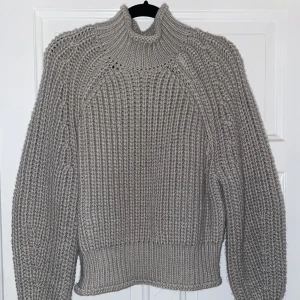 Stickad tröja - En mysig lite tjockare stickad tröja från  H&M, säljer pga att den tyvärr inte kommer till användning.  Helt oanvänd
