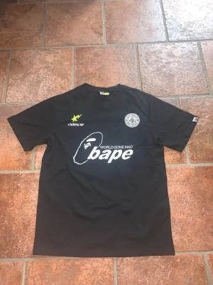 BAPE Tshirt - BAPE Soccer #1 Tee black Var liten i storleken så passar inte och vill därför sälja. Tagg och påse finns kvar, pris kan förhandlas