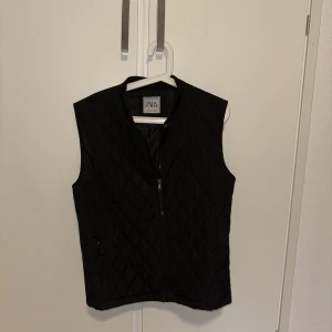 Zara väst  - Cond 9/10 köpt på zara för 499kr 