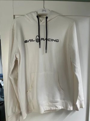 Sail racing hoodie - Snygg Sail racing hoodie som enbart är använd 1 gång. Är i mycket bra skick samt inga fläckar. 