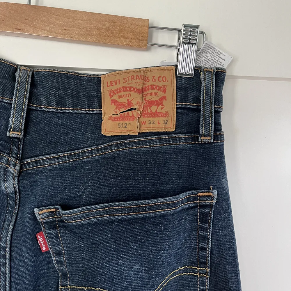 Snygga Levis 512 jeans som är i bra skick. Dessvärre en liten reva där ”loggan” sitter, syns inte när man har tröja på sig. Men därav det låga priset.. Jeans & Byxor.