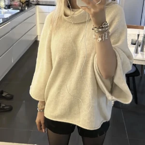 stickad tröja  - ! lånade bilder ! säljer nu min stickade trekvartsärmade tröja med vida armar ifrån zara då den inte riktigt är min stil och inte längre kommer till användning.