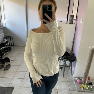 Ribbad tröja - Fin ribbad vit lite tjockare tröja. Köparen står för frakt 