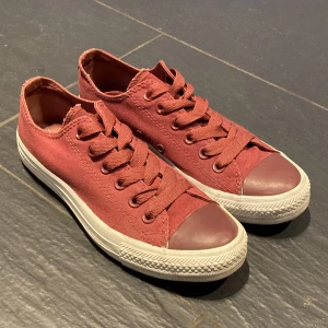 Converse - Ett par äkta converse. Använt skick men tycker ändå de ser fräsha ut. För fler bilder, skriv privat!🤗