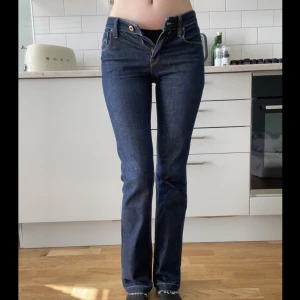 Levi’s 627 Straight Fit - Jättefina, långa mörkblå Levi’s med klippt söm längst ned. För små för mig tyvärr. Midjemått: 35 cm.