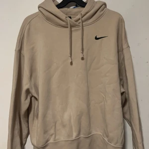 nike hoodie - beige nike hoodie, storlek s! säljer pågrund av ingen användning, fint skick