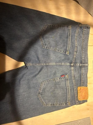 Vintage Levis 559 - Vintage Levis men riktigt skön passform. Straight fit men vida nertill. Storlek 36/32 men sitter som en 33 i midjan.  Inga hål/skratches och skicket skulle jag säga är 9/10.