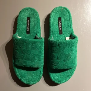 Tofflor - Helt oanvända, endast prövade tofflor. Frotté material, perfekta sommartofflor i fin grön färg. 
