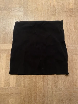 svart minikjol - säljer denna super gulliga minikjolen då jag inte har fått användning av den 