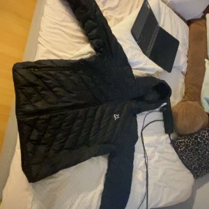 Haglöfs Puffer - Knappt använd haglöfs jacka i färgen svart och storlek M, nypris runt 2000. Bara att skriva till mig i dm! ❤️
