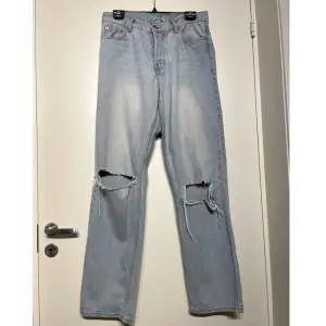 Jeans från Junkyard i modellen ”Nevermind”. Nypris 500kr. Inga synliga hål eller fläckar. Jag är 172cm och brukar ha på mig M/L i byxor.