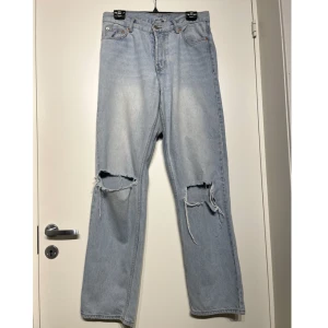 Ljusblå Ripped Jeans - Jeans från Junkyard i modellen ”Nevermind”. Nypris 500kr. Inga synliga hål eller fläckar. Jag är 172cm och brukar ha på mig M/L i byxor.