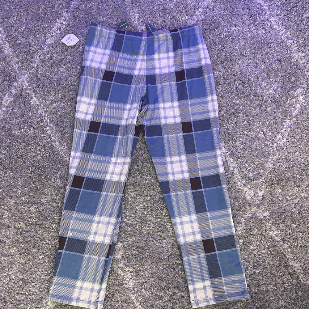 Säljer ett par helt oanvända pyjamasbyxor från Kappahl. Lappen finns kvar och allt. Jättefina och sköna. Skriv privat för funderingar. Nypris är 299kr💕 Pris kan diskuteras.. Jeans & Byxor.