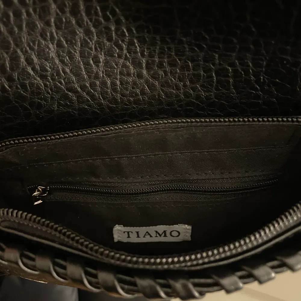 Trendig och fin väska från Tiamo. Endast använd en gång. Säljer då jag inte har nån anvädning för den. Mått: 21x13. Köpt på scorett för 500kr.💞. Väskor.