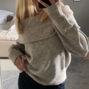Stickad tröja  - Supersnygg stickad off-shoulder tröja💕alldrig andvänt p.g.a har en liknande. Inte sticksig!!!