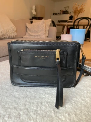 Marc Jacobs axelremsväska  - Säljer min fina Marc Jacobs väska då jag tyvärr inte fått så stor användning för den. Väskan är 3 år gammal och köpte för 3.500kr. 