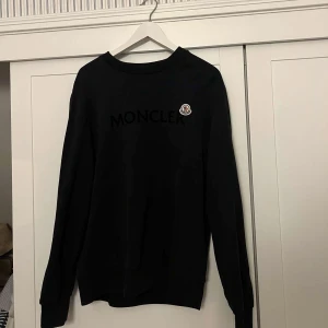 Moncler crewneck - Använt lite grann. 8/10