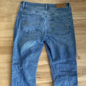 Junkjard jeans  - Säljer dessa jätte fina bootcut jeans för att de var för stora vid midjan på mig. går att diskutera priset. Nypris : 600. 💕