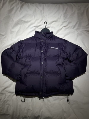 Polar Skate Co Jacka - Polar jacka som jag inte använder längre för jag har bytt stil, jackan användes föra vintern och är som ny. inga märken, hål eller andra defekter. Ny pris 2599kr fast slut såld överallt jag har kollat. (FÄRG: VIOLETT)