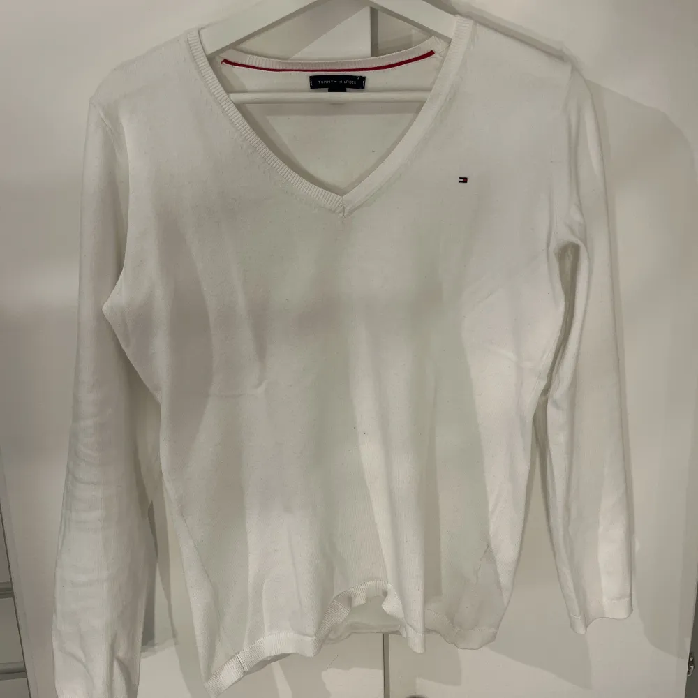 En vit finstickad tröja från Tommy Hilfiger. Jättefin och jätteskön! ❤️❤️. Tröjor & Koftor.