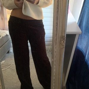 Svarta mjukisar - svarta plysch mjukisar från cubus! högmidjade men går att vika så de blir lägre🤍