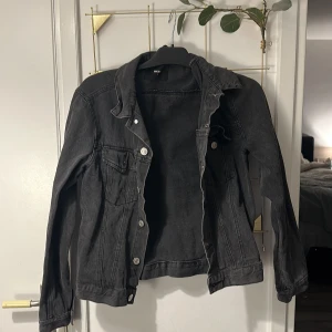 Grå/Svart jeansjacka  - En grå/svart jeansjacka från bikbok storlek S 