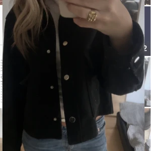 Zara kappa - Säljer min fina ”soft jacka kort” från Zara, ganska liten i storleken❤️använd fåtal gånger❤️är den jackan som på sista bilden men fanns inte bild på den i svart
