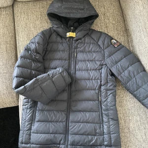 Parajumpers Reversible Vinterjacka  - Jackan är i storlek S Den kan vändas in och ut och användas på båda sidorna, ena sidan puffig och andra sidan slät Inga fel, hål eller så Ordinarie pris för jackan är 7800kr  Kvitto finns För fler frågor eller bilder kontakta mig