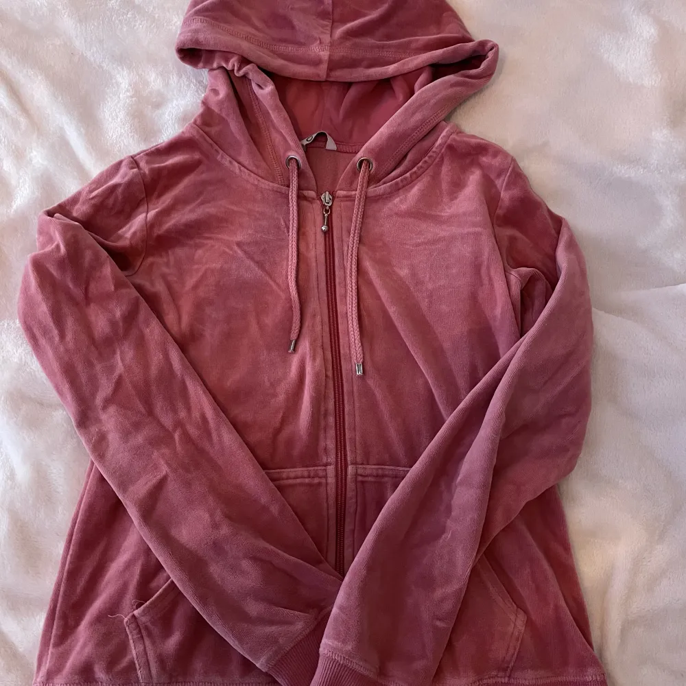 En söt rosa juicy couture liknade tröja från Cubus. Bra skick säljer pga att den inte passar mig längre. Köparen står för frakt och pris kan diskuteras💕. Hoodies.